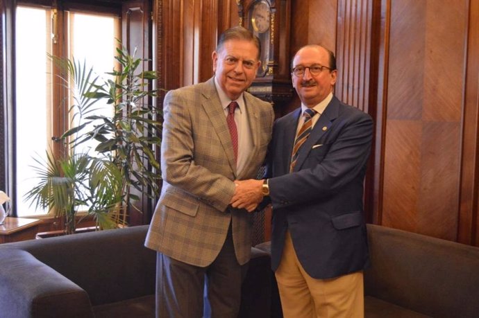 El alcalde de Oviedo, Alfredo Canteli, y el presidente del Colegio Oficial de Médicos de Asturias, Alejandro Braña.