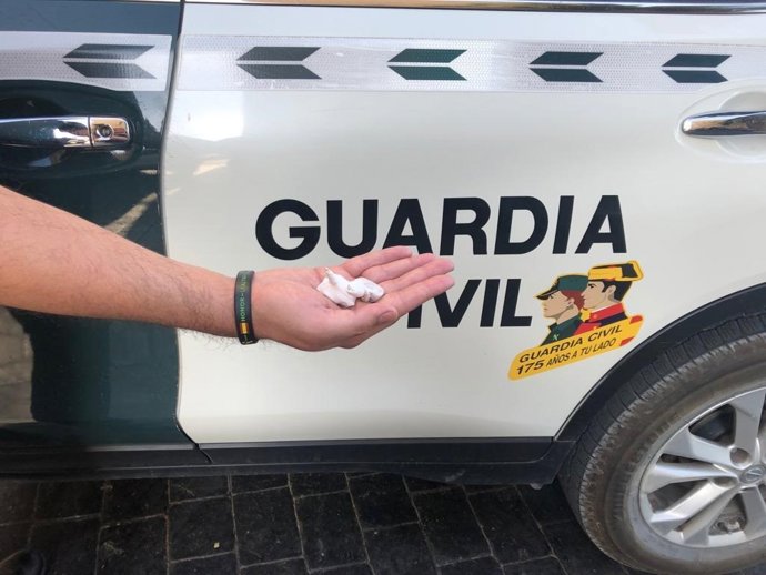 Droga intervenida por los guardias civiles a los detenidos.