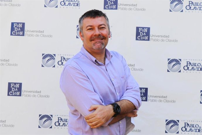 El doctor Juan Manuel Poyato en los cursos de verano de la Universidad Pablo de Olavide (UPO)
