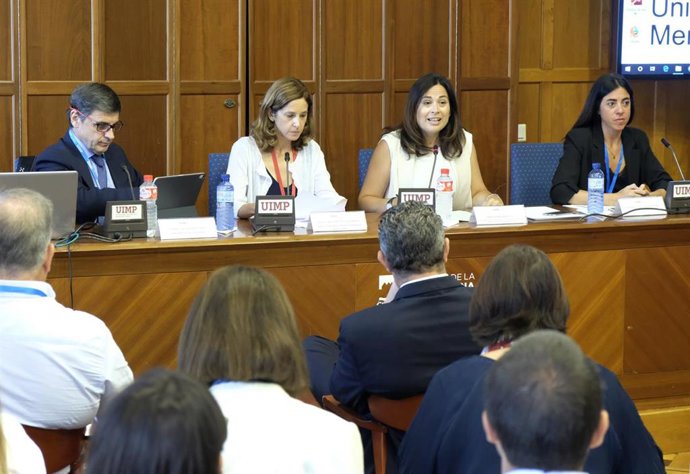 La concejala de Turismo, Miriam Díaz, interviene en un curso de la UIMP