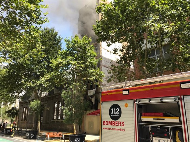 Nueve heridos leves en un incendio en un edificio municipal ocupado de Barcelona