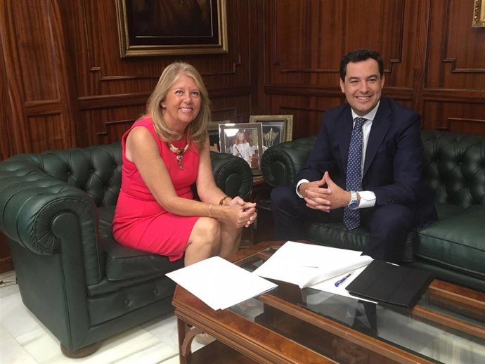 La alcaldesa de Marbella (Málaga), Ángeles Muñoz, con el presidente de la Junta de Andalucía, Juanma Moreno.