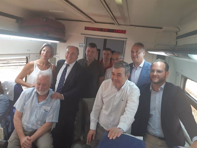 Alcaldes del Campo de Gibraltar viajan en tren