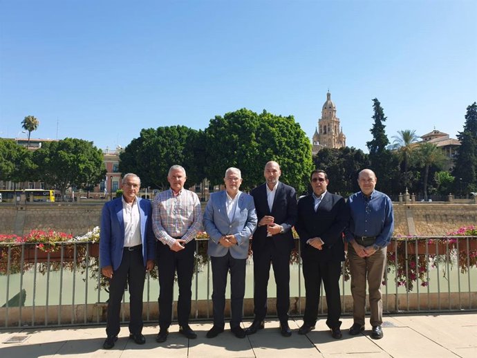 Imagen de la reunión del concejal con los representantes del cabildo
