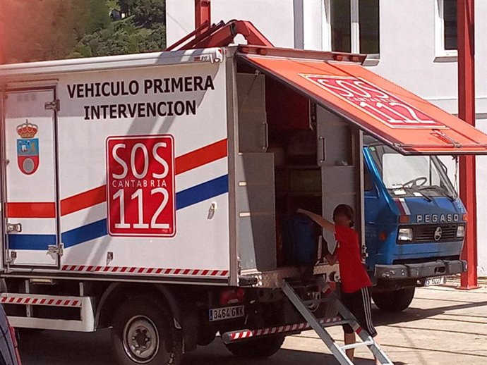 Un vehicle de primera intervenció (SOS Cantbria 112) en el municipi d'Arredondo, el més proper a la cova de Cueto-Coventosa , on han desaparegut tres espelelogues d'origen catal.