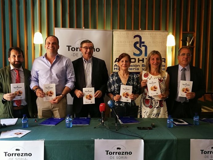 Representantes de Asohtur, de la Marca de Garantía y de los establecimientos participantes durante la presentación