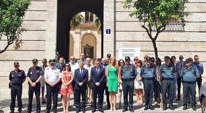 Concentración ante Delegación del Gobierno por el asesinato de una mujer en Elche por su pareja