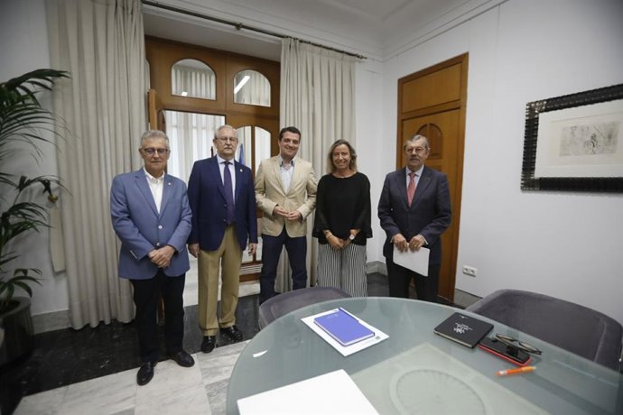 Bellido (centro), entre Romero y Albás en el Ayuntamiento de Córdoba.