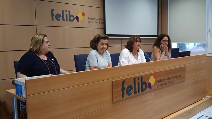 (E-D) La coordinadora de l'entitat, Antonia Rosselló; la consellera d'Afers Socials y Esports, Fina Santiago; la batlesa de l'Ajuntament d'Algaida, Maria Antonia Mulet, i la presidenta del Consell de Mallorca, Catalina Cladera