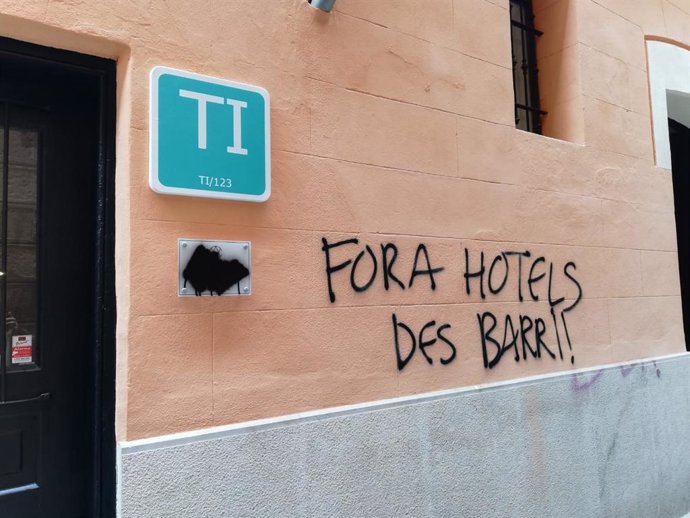 Pintada con el mensaje 'Fora hotels des barri' (fuera hoteles del barrio) en el establecimiento de turismo interior Canavall, ubicado en el centro de Palma.