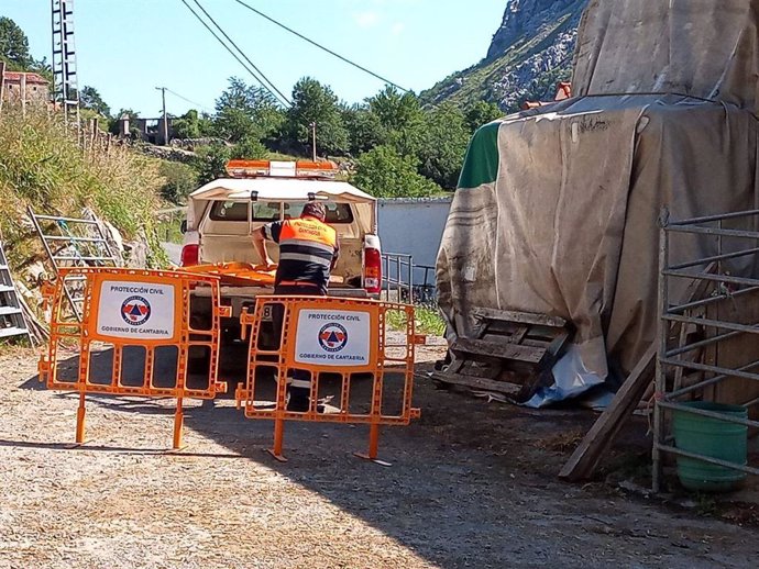 Un agent de Protecció Civil, en el municipi d'Arredondo, barra la zona d'accés a la cova de Cueto-Coventosa , on han desaparegut tres espelelogues d'origen catal.