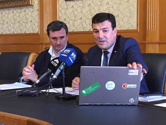 El portavoz del equipo de gobierno de Marbella, Félix Romero (i) y el concejal de Empleo, Cristóbal Garre (d).