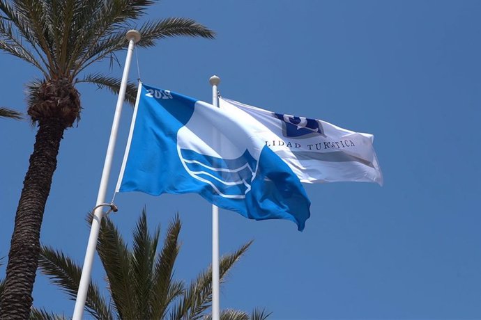 Bandera azul y 'Q de Calidad'  izadas en la Playa San Ginés de La Azohía (Cartagena)