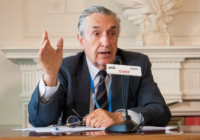 Economía.- La CNMC abre la puerta a suavizar los recortes, pero pide a las energ