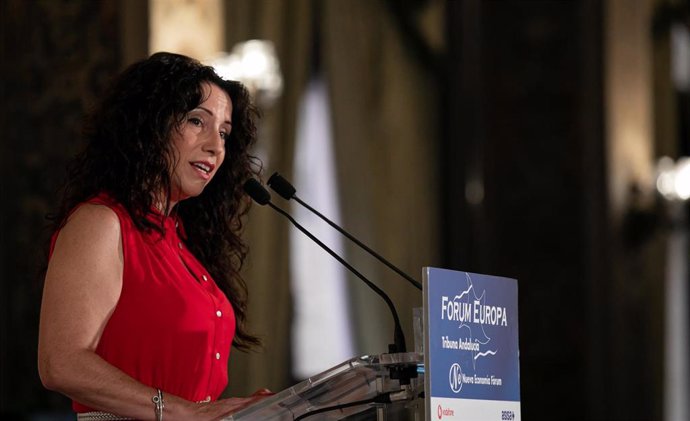 La consejera de Igualdad, Políticas Sociales y Conciliación, Rocío Ruiz, ofrece la conferencia-coloquio 'Una nueva forma de gestionar las políticas sociales''