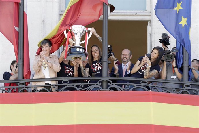 El presidente de la Comunidad de Madrid en funciones, Pedro Rollán, recibe al Atlético de Madrid Femenino, campeón de La Liga Iberdrola