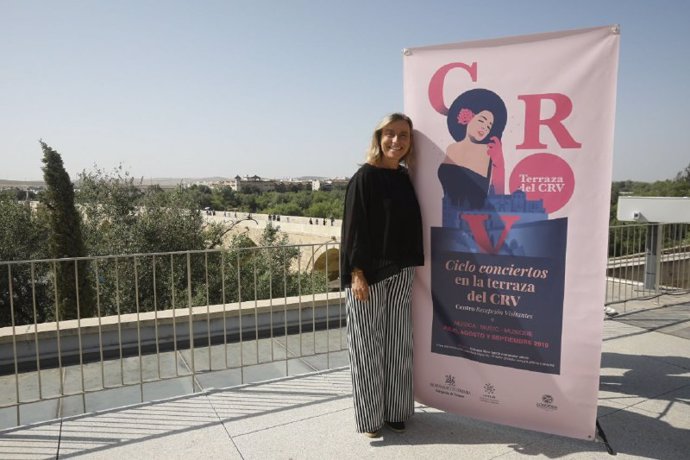 La edil Turismo del Ayuntamiento de Córdoba, Isabel Albás, presenta el ciclo de conciertos en la terraza del CRV