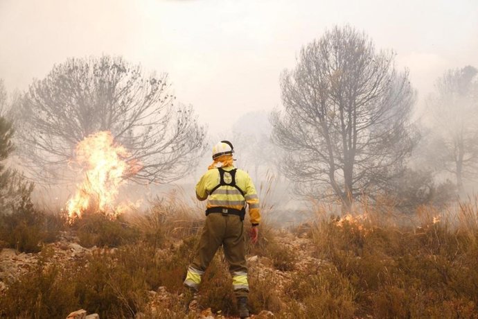 Bomberos trabajando en la extinción del incendio en Beneixama