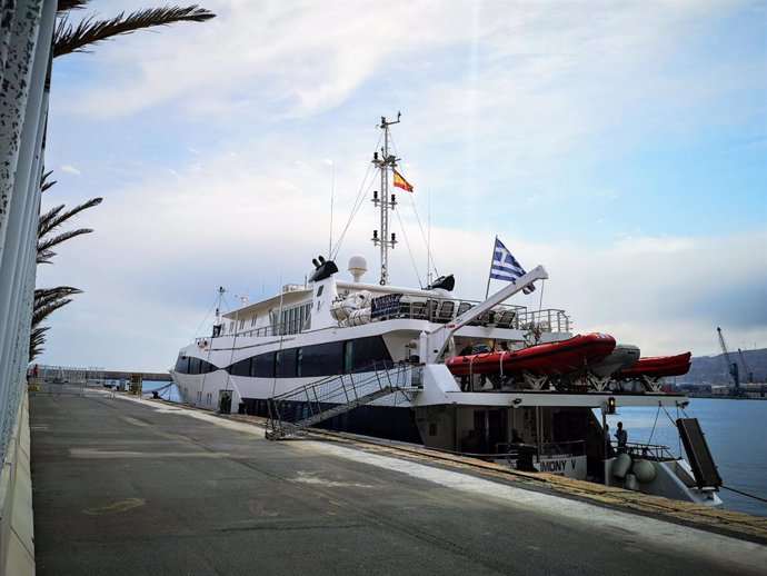El crucero-yate Harmony V en el Puerto de Almería