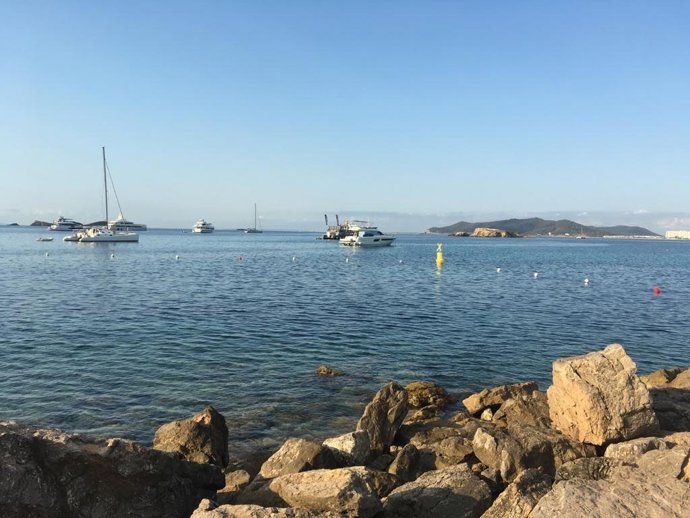 Canal de natació installat en aigües obertes de Puig des Molins, a Eivissa