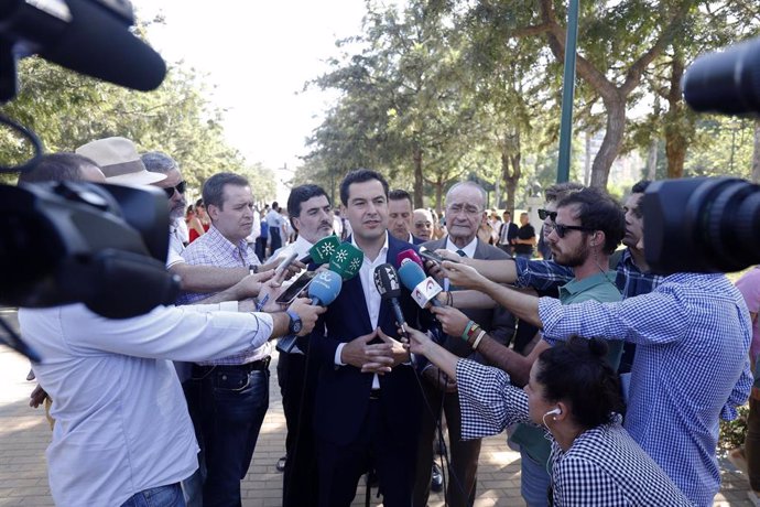 El presidente del PP-A y de la Junta, Juanma Moreno, atiende a los medios en Málaga