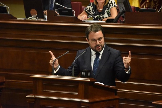 El portavoz del Grupo Parlamentario Popular, Asier Antona, interviene desde la tribuna en el Parlamento de Canarias