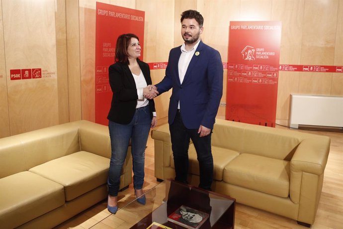 La sots-secretria general del PSOE i portaveu del Grup Parlamentari Socialista, Adriana Lastra, es reuneix amb el portaveu d'ERC, Gabriel Rufián, a la sala Martínez Noval del Congrés dels Diputats.