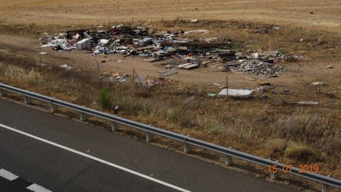 Imagen de un vertedero incontrolado junto a la A-66 a su paso por Salamanca