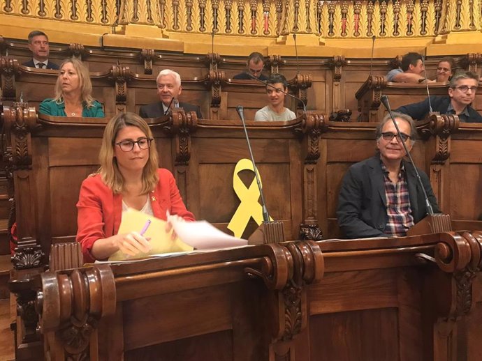 Lazo amarillo colocado en la silla reservada para Joaquim Forn (JxCat) en el pleno de Barcelona