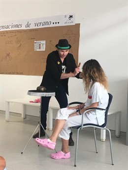 El mago Paco Araque actúa para los pacientes ingresados en Psiquiatría