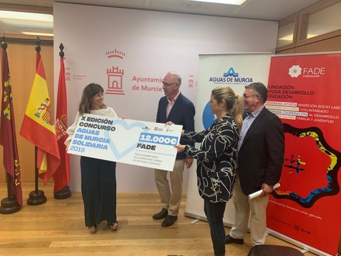 El Concejal De Desarrollo Sostenible Y Huerta, Antonio Navarro Corchón, Y La Concejal De Mayores, Discapacidad Y Cooperación Al Desarrollo, Paqui Pérez, Junto Al Gerente De Aguas De Murcia, José Albaladejo,Entregan El Cheque Por Valor De 12.00
