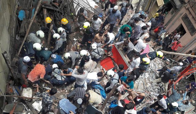 Equipos de rescate en el lugar del edificio derrumbado en Bombay
