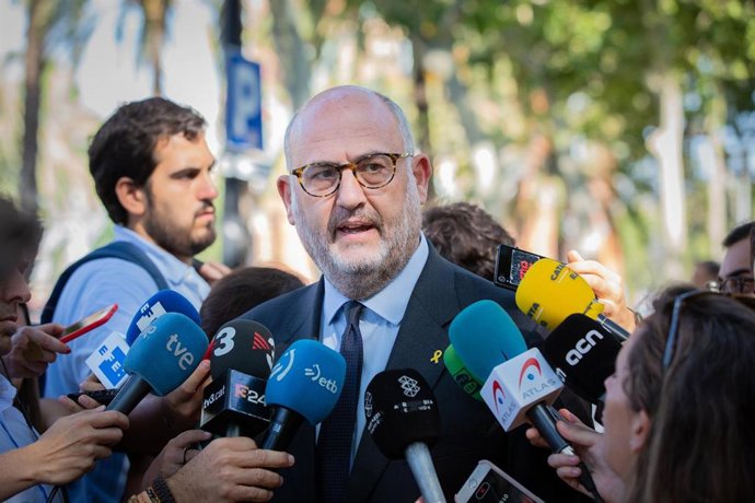 El portavoz adjunto de JxCat en el Parlament, Eduard Pujol, ofrece declaraciones a los medios de comunicación a las puertas del Tribunal Superior de Justicia de Cataluña, hasta donde se ha desplazado con algunos compañeros de partido para acompañar a Mi