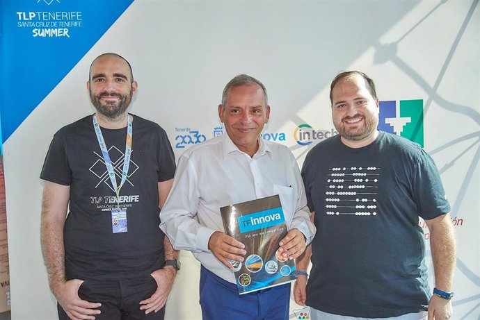 Paco Martín (derecha), en su visita a TLP Tenerife