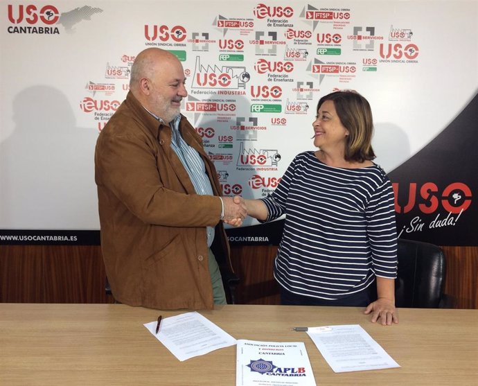 La secretaria general de USO Cantabria, Mercedes Martínez y el secretario general de  APLB Cantabria, Fernando Dou,  firman el acuerdo de afiliación