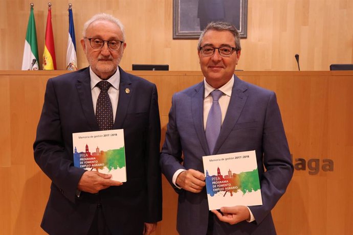 El diputado provincial Ramón del Cid (i) y el presidente de la Diputación de Málaga, Francisco Salado, informan del PFEA 2017-2018