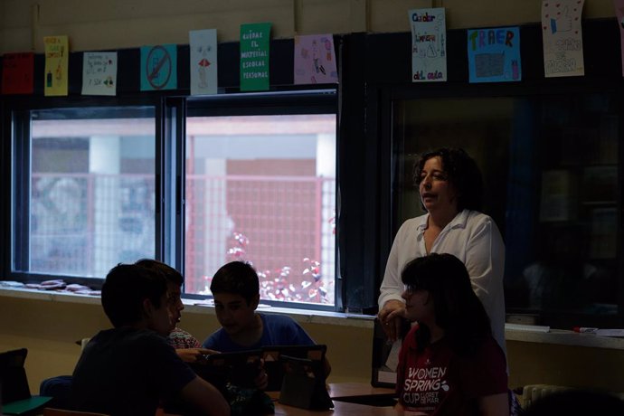 Una professora imparteix una classe a l'aula d'una escola.