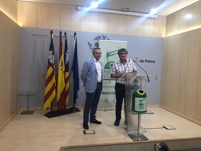 El president d'Emaya, Ramón Perpiny, i el Gerent d'Ecovidrio a Balears, Roberto Fuentes, presenten la campanya 'Banderes Verdes' sobre reciclatge de vidre.