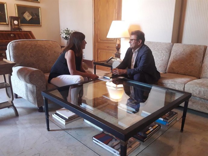 La presidenta del Govern, Francina Armengol, rep en audincia al rector de la UIB, Lloren Huguet.