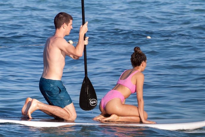 Aitana Ocaña,  guapa con un biquini rosa con Miguel Bernardeau