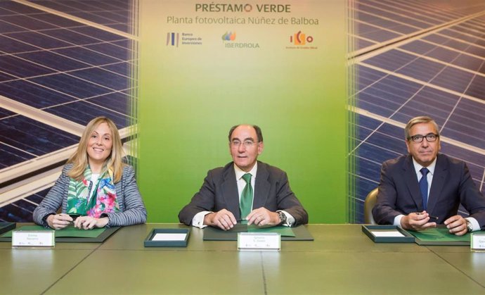 La vicepresidenta del BEI, Emma Navarro, el presidente de Iberdrola, Ignacio Galán, y el presidente del ICO, José Carlos García de Quevedo