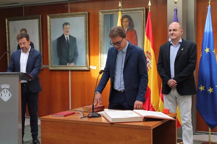 El conseller no electo Salvador Losa toma posesión de su cargo en el Consell de Ibiza