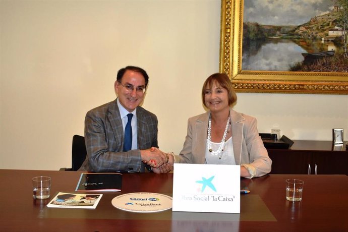 El presidente de la CEA, Javier González de Lara, y la directora territorial de CaixaBank en Andalucía Occidental, María Jesús Catalá Buera.