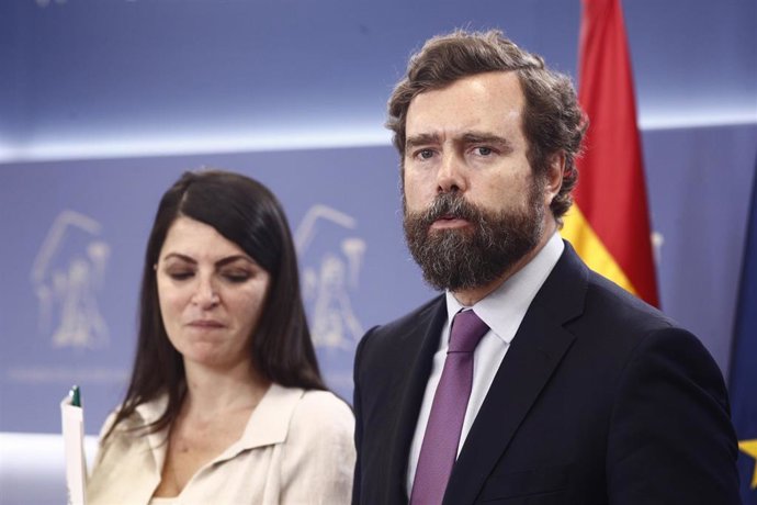 El portavoz de Vox en el Congreso de los Diputados, Iván Espinosa de los Monteros, y la secretaria general del partido, Macarena Olona, ofrecen declaraciones a los medios de comunicación en el Congreso.