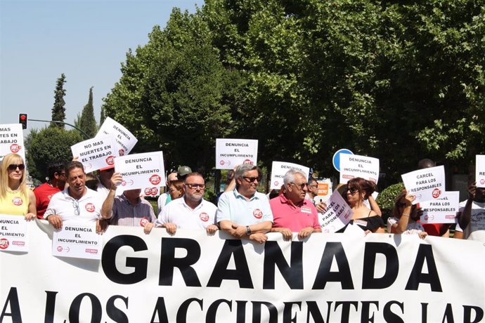 Sindicatos se concentran por el último accidente mortal en el tajo en Granada