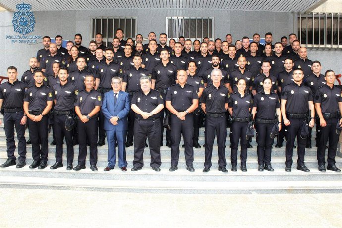 Policías que realizarán las prácticas.