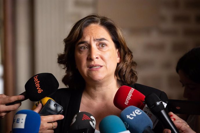 La alcaldesa de Barcelona, Ada Colau, ofrece declaraciones a los medios de comunicación en el Ayuntamiento sobre la exclusiva periodística entorno al imán de Ripoll
