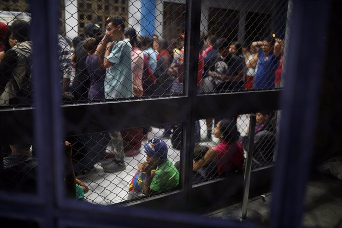 Miles de migrantes venezolanos esperando en Perú
