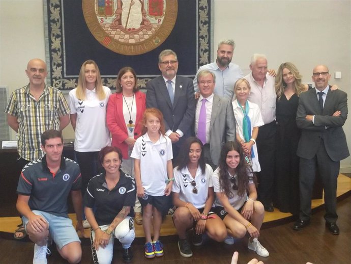 Las personalidades de la Universidad de Zaragoza y del Zaragoza Club de Fútbol Femenino que han presentado el convenio junto a algunas jugadores del Club.
