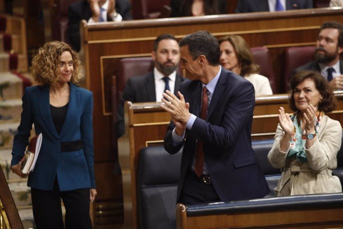 El presidente Pedro Sánchez aplaude a Meritxell Batet tras ser elegida presidenta del Congreso